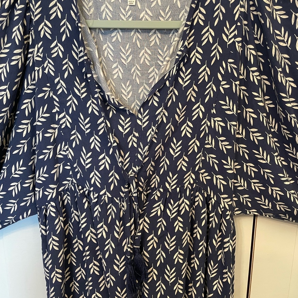 Elegant Blue and White Patterned Midi Dress - Picture 7 of 13